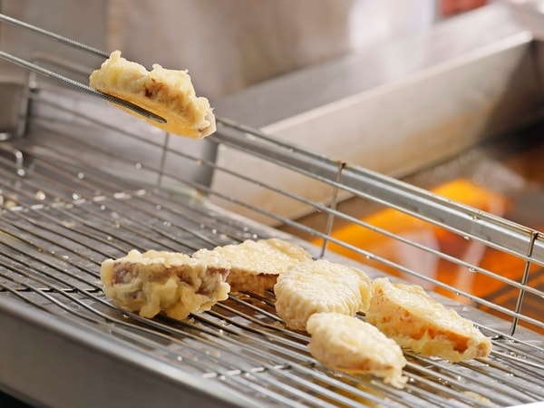 【夕食イメージ】揚げたてサクサクの天ぷらも人気です。