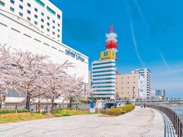 【外観(春)/例】桜の季節はホテルすぐの河川敷でお花見(※例年4月中旬～下旬)