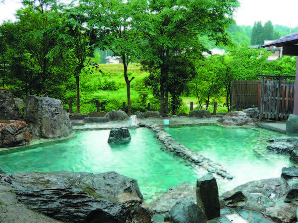 【露天風呂】源泉温度が38.5度とぬるいため、木々眺めながらのんびりと温まれる