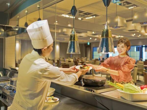 ライブキッチンではシェフが出来立てのお料理を提供！
