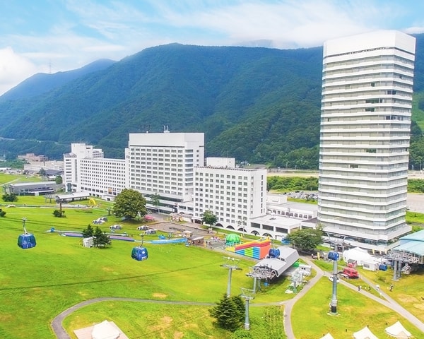 苗場プリンスホテル全景「グリーンシーズンイメージ」