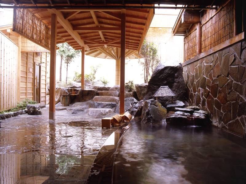 庭園風呂「いろはの湯」では、大岩風呂、露天風呂、内風呂等がお愉しみいただけます。