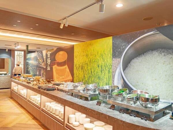 郷土料理を味わえるバイキング会場
