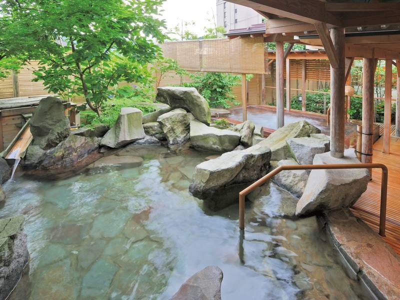 【季里の湯　女性専用岩風呂】お庭を眺めながら湯沢の四季を感じて