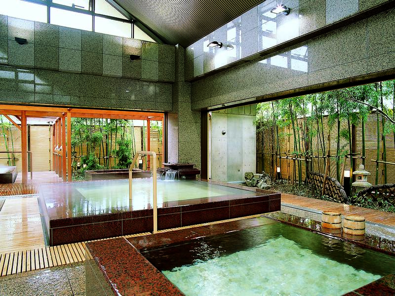 【季里の湯】広くてきれいな大浴場。竹林を眺めながらゆっくりと温泉情緒を楽しむ