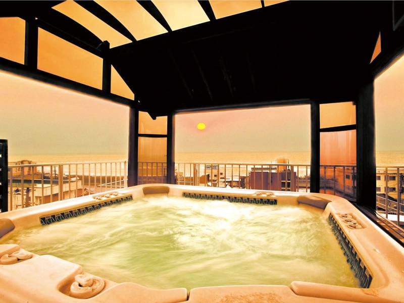 【貸切庭園露天風呂】屋上にある露天風呂は日本海を展望できるジャグジー付きのお風呂