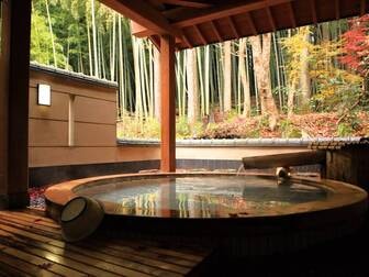 湯本舘／【露天風呂】木々に囲まれた癒しの空間