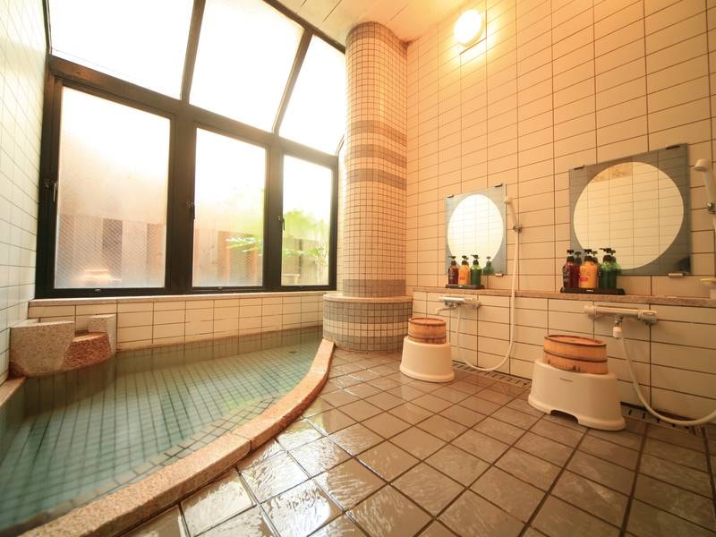 【大浴場】コンパクトですがさらりとした湯触りでゆったり。