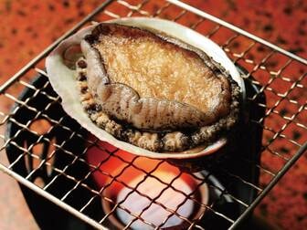 割烹旅館　日本海／【スタンダード】ずわい蟹･あわび･お造り板盛会席/例 丸ごとあわび焼き