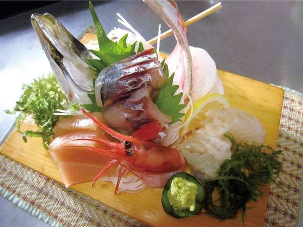 日本海で水揚げされた、その日おすすめの鮮魚板盛