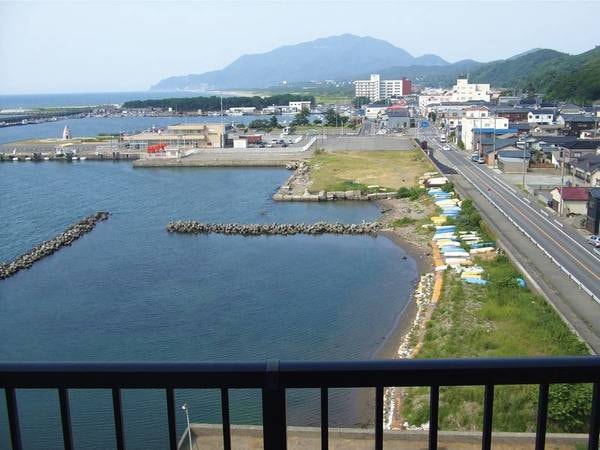 【新館和室からの眺望/例】港や弥彦山が眺められる