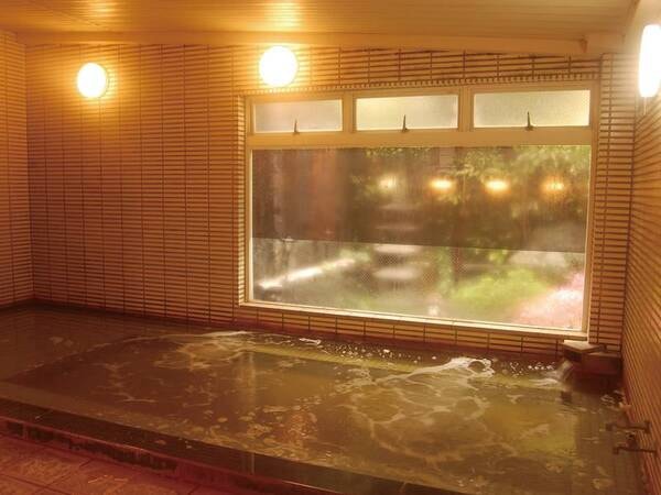 【大浴場】24時間入浴可能。塩分が高いため、保温効果抜群！