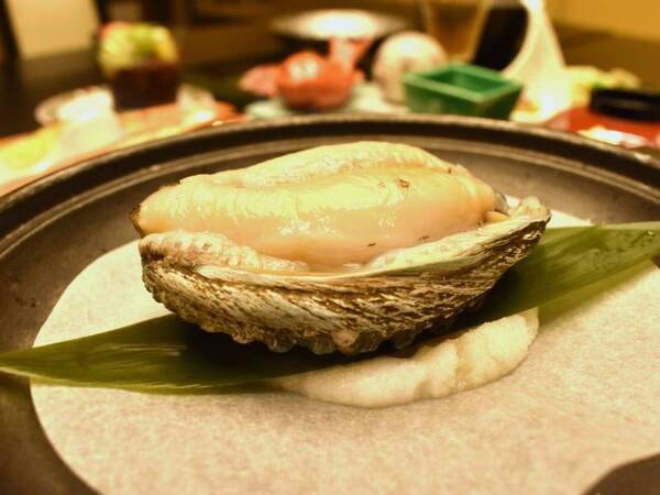 肉厚な鮑の岩塩焼き