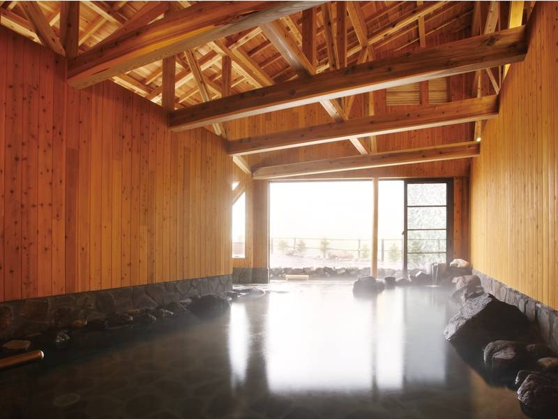 【千寿荘展望風呂】豪雪の冬期間も楽しめる、杉板張りの開放感あふれる「露天風呂風展望風呂」です。