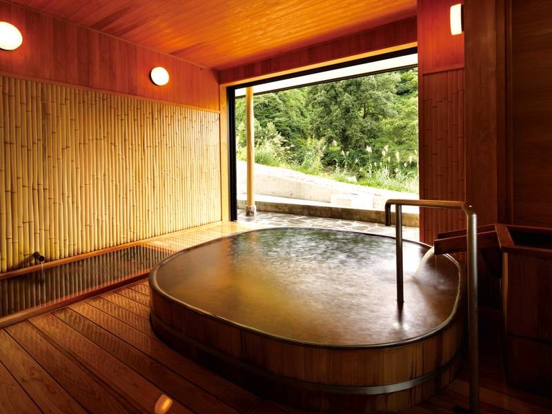 【龍雲の湯（下側大浴場）/大浴場】木のぬくもりがやさしい、おけ風呂と寝湯付の大浴場