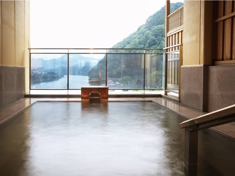 【水鏡/露天風呂】源泉100％かけ流しの湯が十和田石の湯船に注ぐ