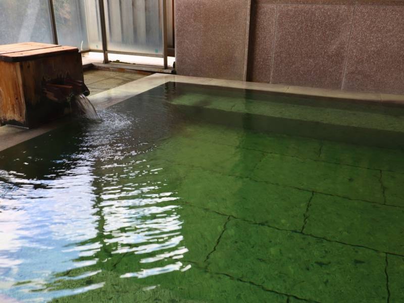 展望露天風呂【水鏡】絶景の阿賀野川を眺め浸かるエメラルドグリーンに輝く天然温泉