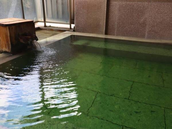 展望露天風呂【水鏡】絶景の阿賀野川を眺め浸かるエメラルドグリーンに輝く天然温泉