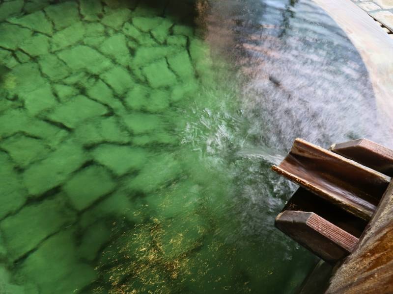 展望露天風呂【花鏡】絶景の阿賀野川を眺め浸かるエメラルドグリーンに輝く天然温泉