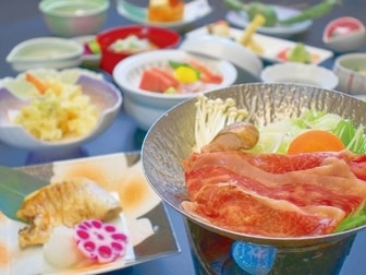 翠玉の湯　佐取館／【ハーフ会席＆ハーフバイキング/例】季節のお造り、雪国育ちの「純白のビアンカ豚」の常夜鍋などのお食事に＋ハーフバイキングで揚げたて天ぷらや炭火焼ホタテ・海老なども！