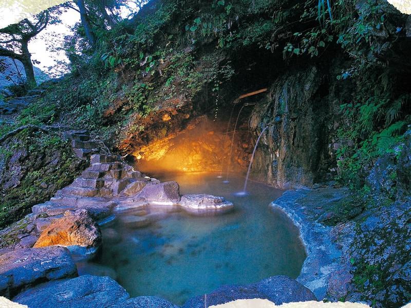 【天然洞窟　野天風呂】湯の華が凝固した洞窟。天然記念物にも指定されている貴重な浴場※冬季は閉鎖しています※宿から徒歩約7分