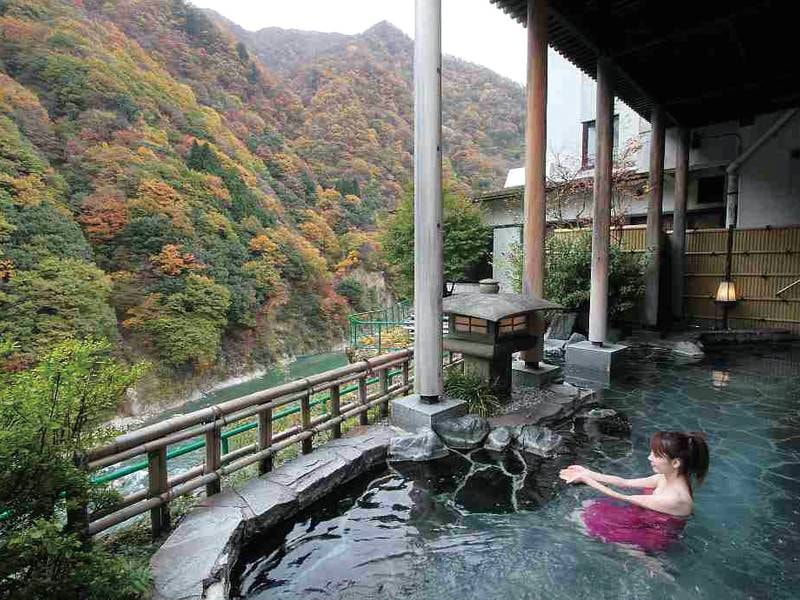 【紅葉の季節の露天風呂】美肌の湯と黒部峡谷の絶景を眺めながら温泉を愉しむ