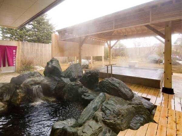 【露天風呂】ひのきと岩、2種の湯船で茶褐色のぬめりのある独特の温泉を満喫