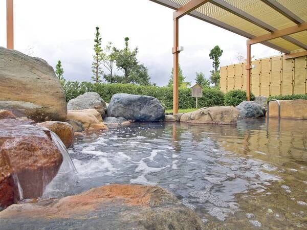 【露天風呂※露天風呂のみ温泉】２つの水源をつ両水源の特性をあわせもった温泉は低温でゆっくり愉しめる