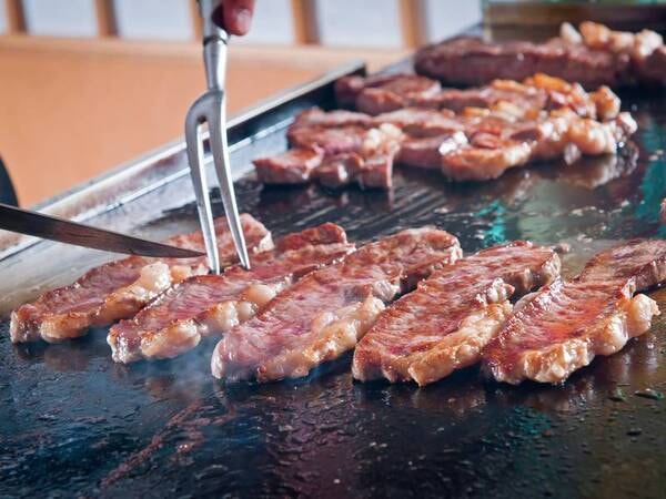 【季節替わりバイキング/例】会場内調理で牛肉の鉄板焼きも！