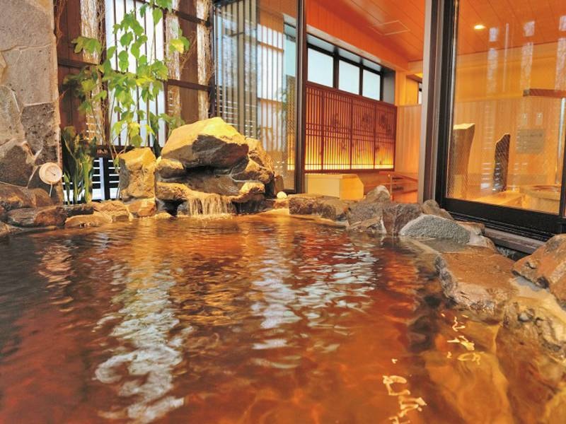 【半露天風呂】琥珀色の天然温泉を堪能でき、滞在中いつでも入浴可能