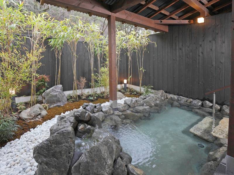 六つのそれぞれ趣向を凝らした家族風呂「離れ湯舎」（別棟温浴施設　十界の湯内：別途有料）ご家族で「源泉かけ流し」の温泉をお楽しみください　④「竜胆（りんどう）」