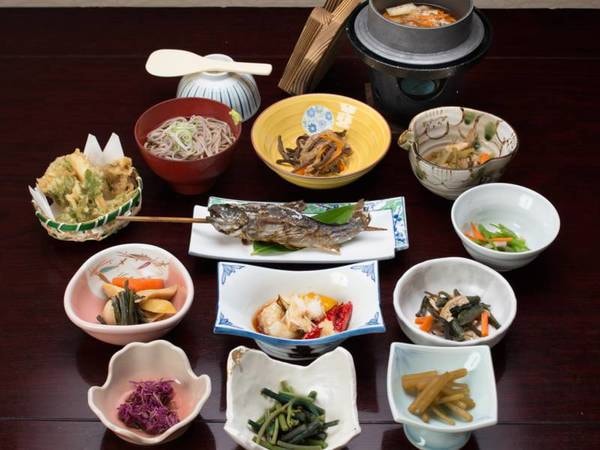 *【夕食(訳あり)】豊富な山菜やキノコを使った料理など山の幸をご堪能下さい！