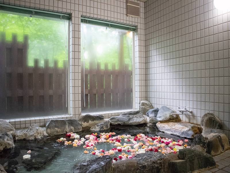 *【1階・貸切風呂／バラ風呂】季節によりバラの種類や大きさは異なります♪