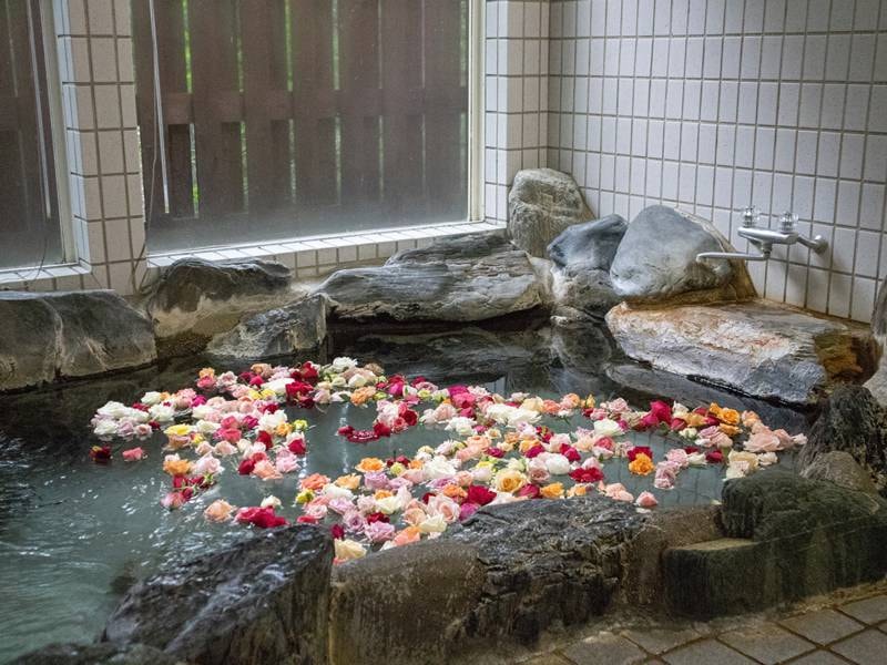 *【貸切風呂／バラ風呂】優雅な甘い香りに包まれ、アロマ効果や美肌効果があります