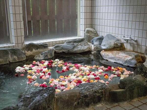 *【貸切風呂／バラ風呂】優雅な甘い香りに包まれ、アロマ効果や美肌効果があります