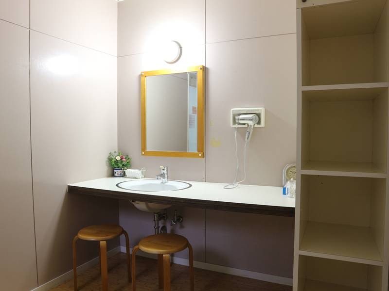 *【貸切風呂／バラ風呂】シンプル構造で使い勝手の良い脱衣場