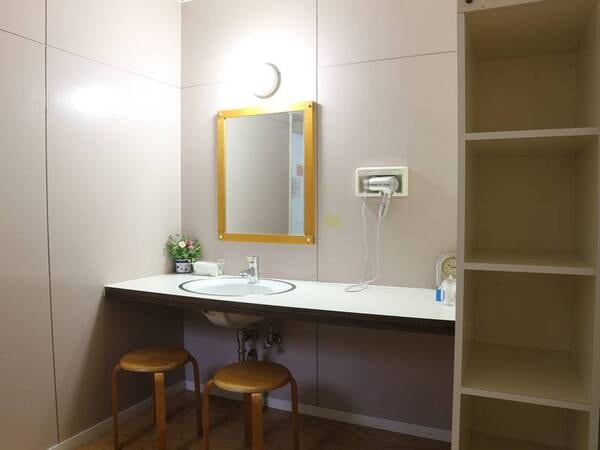 *【貸切風呂／バラ風呂】シンプル構造で使い勝手の良い脱衣場