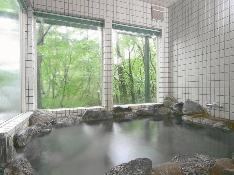 【貸切風呂 岩の湯】※窓の外側には下半分程度の木製フェンスがございます