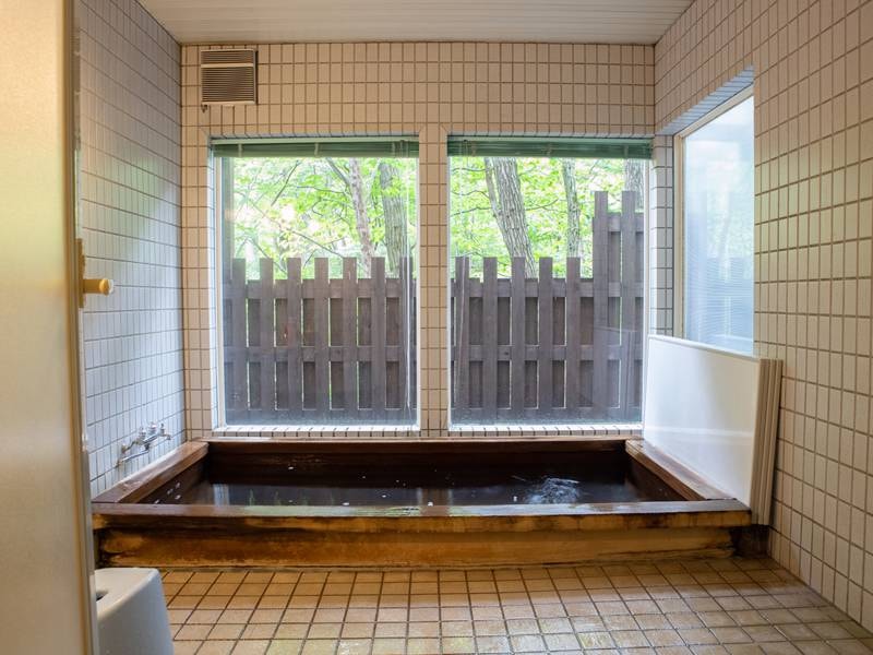 *【貸切風呂／檜風呂】大きな窓からは、四季折々の木立が望め心身共にリラックス♪