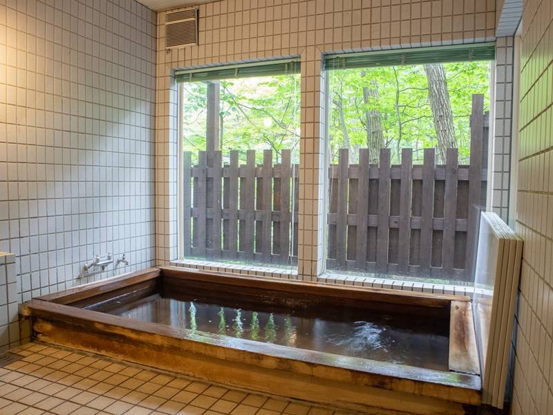 *【貸切風呂／檜風呂】朝風呂も人気！大人4人は、ゆっくり入れる大きなお風呂