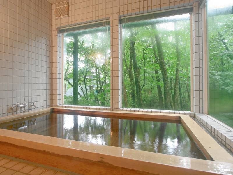 【貸切風呂 森の湯】※窓の外側には下半分程度の木製フェンスがございます