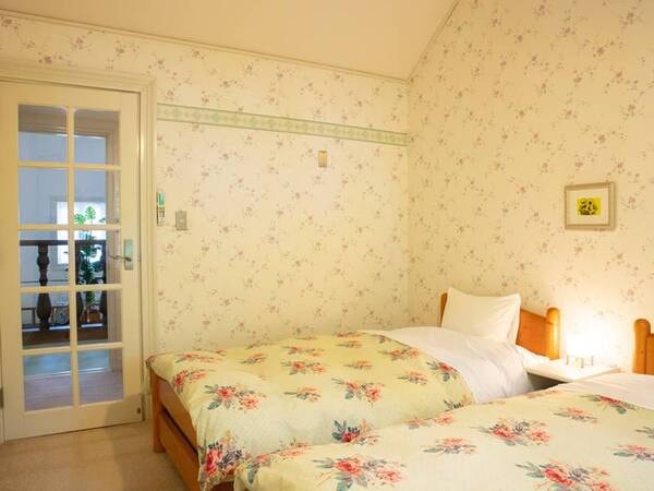 *【洋室ツイン一例】優しい配色と薔薇の寝具で癒しのステイを演出