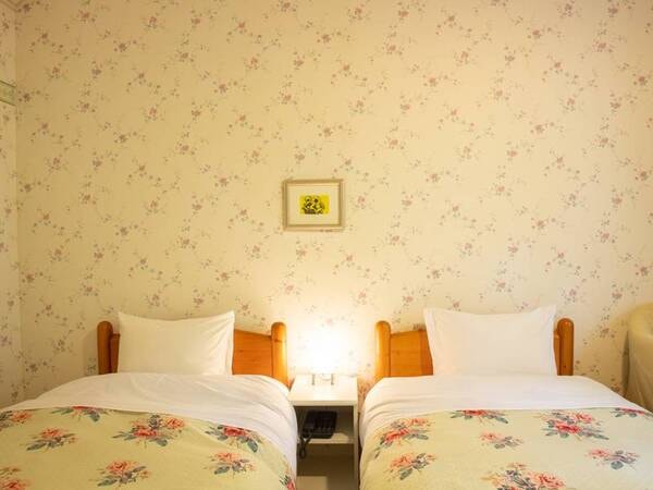 *【洋室ツイン一例】シングルベッド2台を配した、川側の洋室ツイン（17.5平米） 