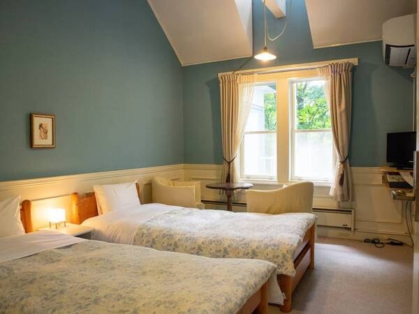 *【洋室ツイン一例】天井が高く開放的！天窓から自然光をたくさん取り込み明るい客室です