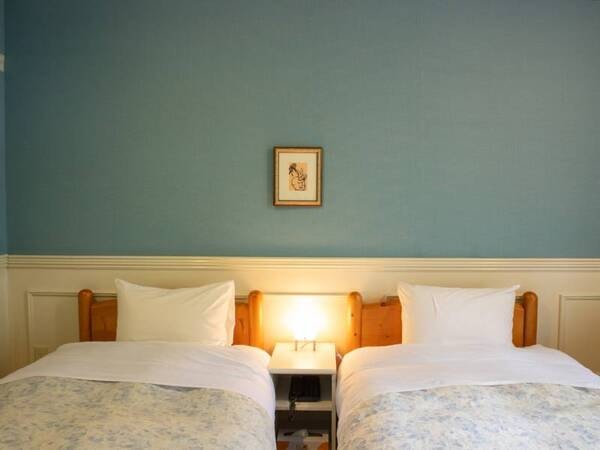 *【洋室ツイン一例】シングルベッド2台を配した、川側の洋室ツイン（17.5平米）