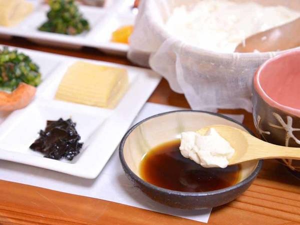 *ご朝食一例/夏にぴったりな＂おぼろ豆腐”。薬味と一緒にお召し上がり下さい。