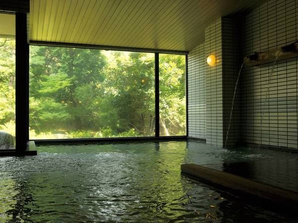【大浴場 瑞泉の湯】歴史を刻む安土桃山庭園に面した大浴場。庭園の一角が露天風呂になっている