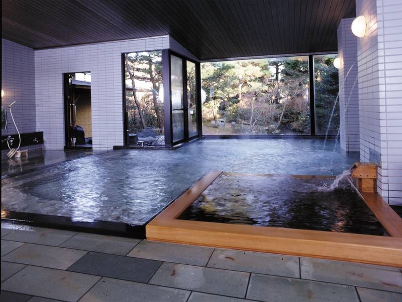 【大浴場 八千代の湯】歴史を刻む安土桃山庭園に面した大浴場。庭園の一角が露天風呂になっている