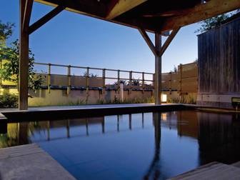 まつさき/【展望露天風呂 木犀】総檜造りの露天風呂。霊峰白山と庭園を眺める。