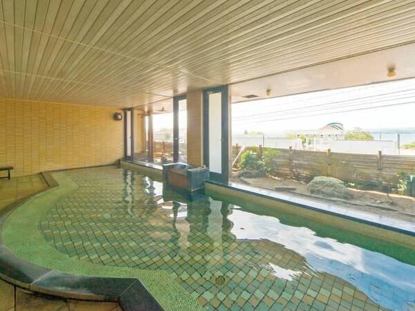 【大浴場/汐の湯】大きな窓から七尾湾を一望できる